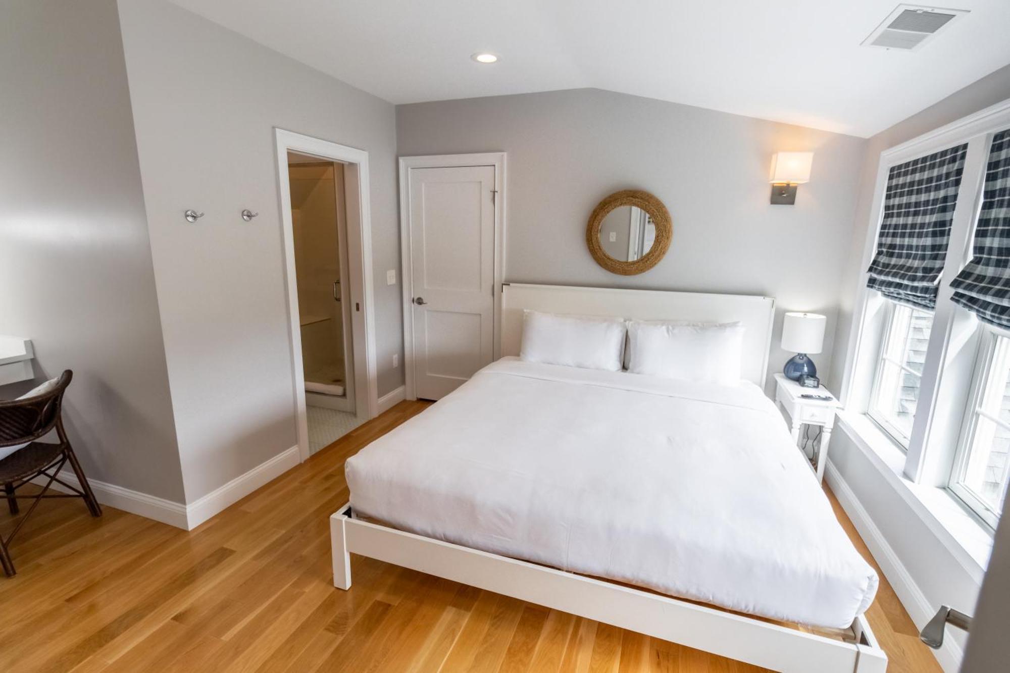 Suite with Pool View - Not Pet Friendly